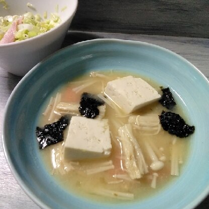 お疲れ様です♪きょうはえのきがあったのでこちらを✨海苔入りヘルシーで美味しいお味噌汁レシピ感謝です♡今夜は寒いので暖かくしてお休みくださいね♥